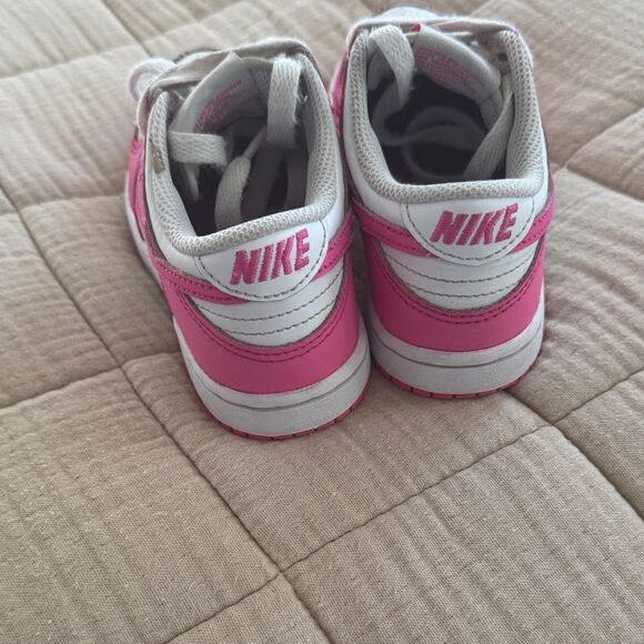 Nike Kids dunks in Pink and White - Picture 3 of 6